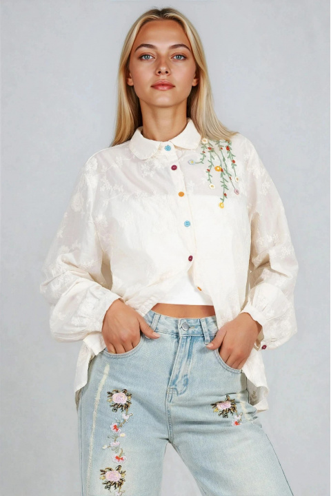 Дамска памучна риза в цвят екрю с флорална бродерия и декоративни цветни копчета