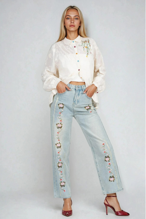 Дамска памучна риза в цвят екрю с флорална бродерия и декоративни цветни копчета