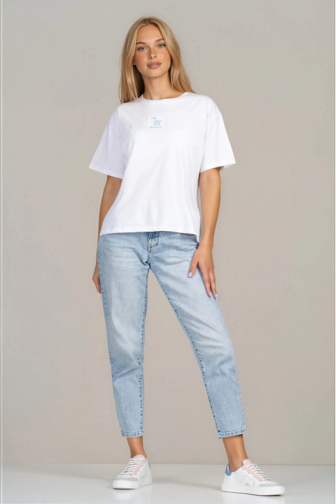 Дамска памучна тениска в бяло с минималистична щампа и надпис