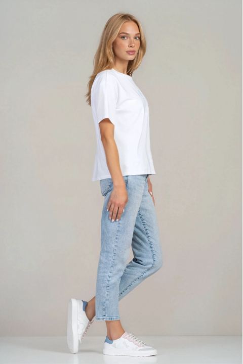 Дамска памучна тениска в бяло с минималистична щампа и надпис