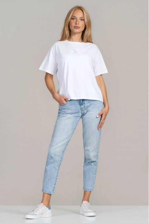 Дамска памучна тениска в бяло с минималистична щампа и надпис