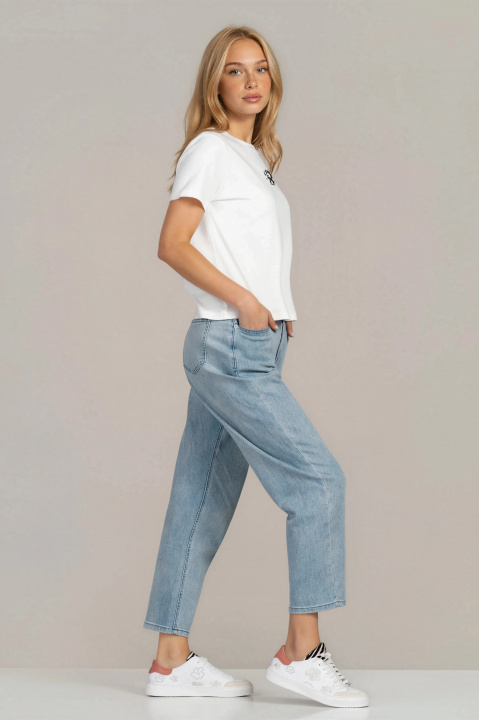 Дамска памучна тениска в бяло с минималистична щампа с котка и надпис