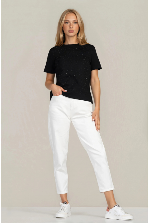 Дамска памучна тениска в черно с декоративни камъни и права кройка