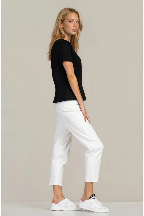 Дамска памучна тениска в черно с декоративни камъни и права кройка