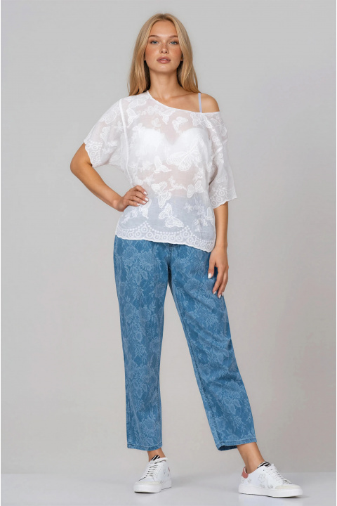 Дамска памучна туника в бяло с бродерия на цветя и пеперуди