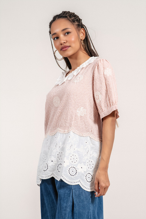 Дамска памучна туника с бяла рязана бродерия в края и принт розово каре