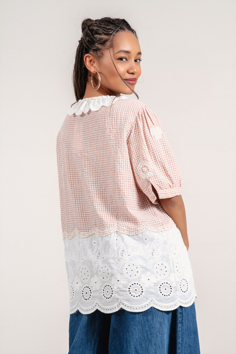 Дамска памучна туника с бяла рязана бродерия в края и принт розово каре