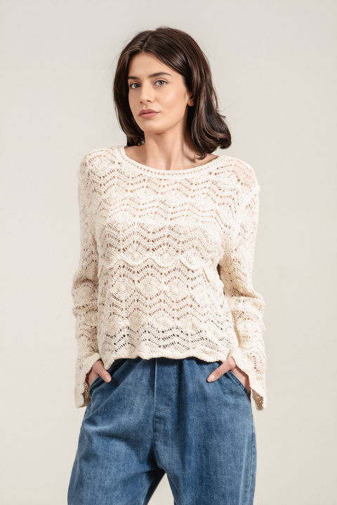 Дамска плетена блуза в цвят екрю с релефна текстура и обло деколте