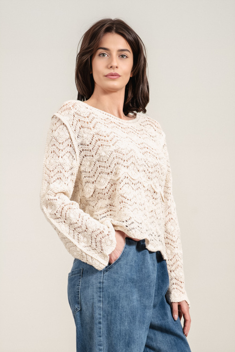 Дамска плетена блуза в цвят екрю с релефна текстура и обло деколте