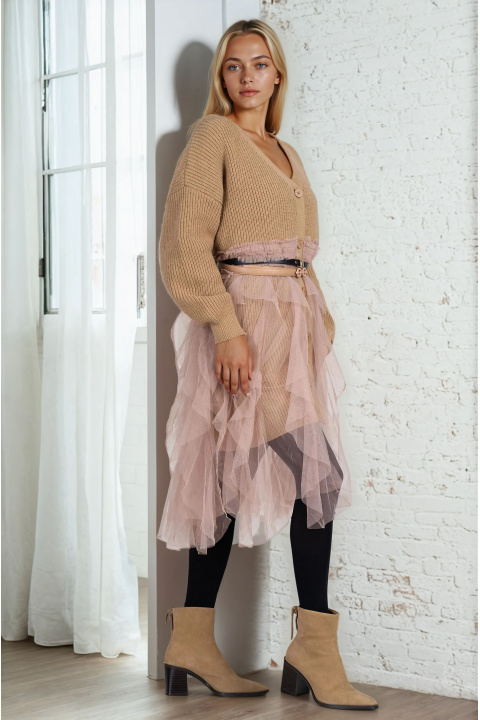 Дамска плетена жилетка тип рокля в бежово с копчета и декоративен тюл