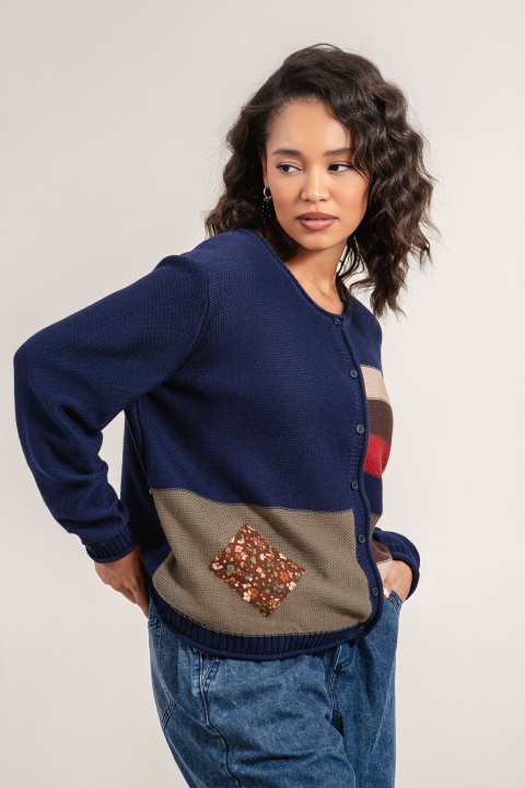 Дамска плетена жилетка в бежово с цветни райета и копчета