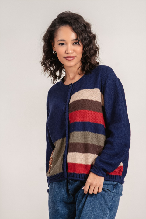 Дамска плетена жилетка в бежово с цветни райета и копчета