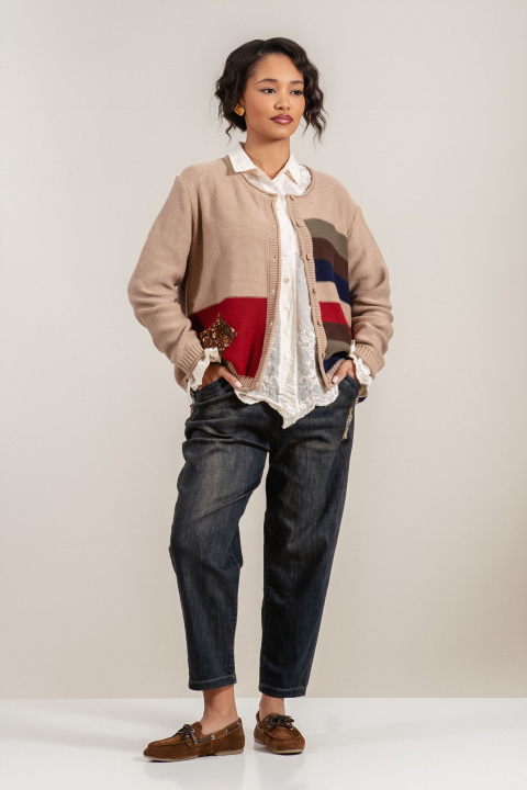 Дамска плетена жилетка в бежово с цветни райета и копчета