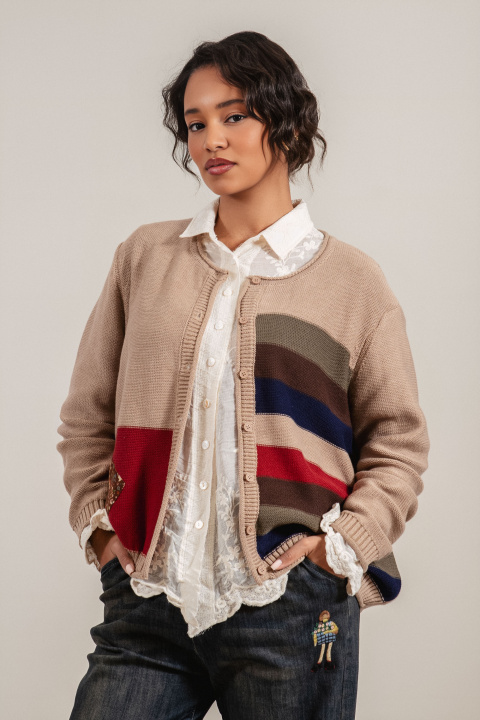 Дамска плетена жилетка в бежово с цветни райета и копчета