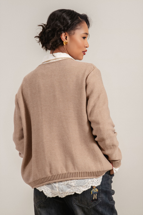 Дамска плетена жилетка в бежово с цветни райета и копчета