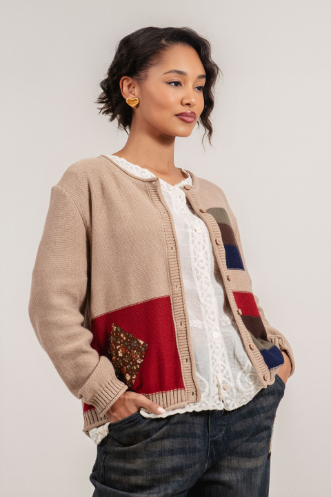 Дамска плетена жилетка в бежово с цветни райета и копчета