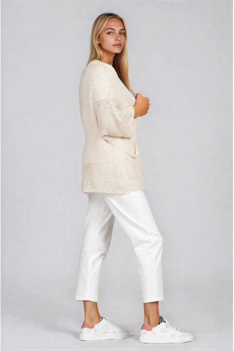 Дамска плетена жилетка в светлобежово с два джоба