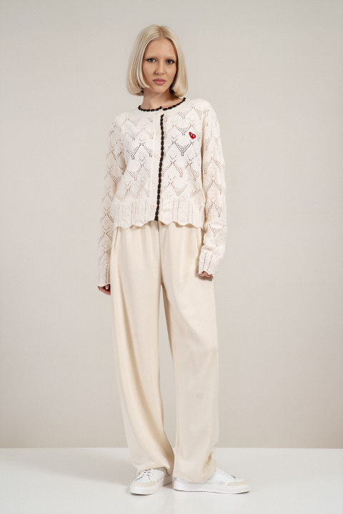 Дамска плетена памучна жилетка в екрю с малко декоративно сърце