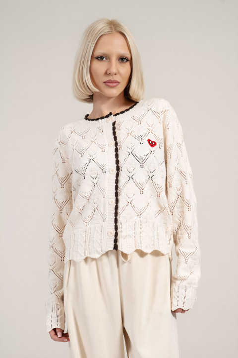Дамска плетена памучна жилетка в екрю с малко декоративно сърце