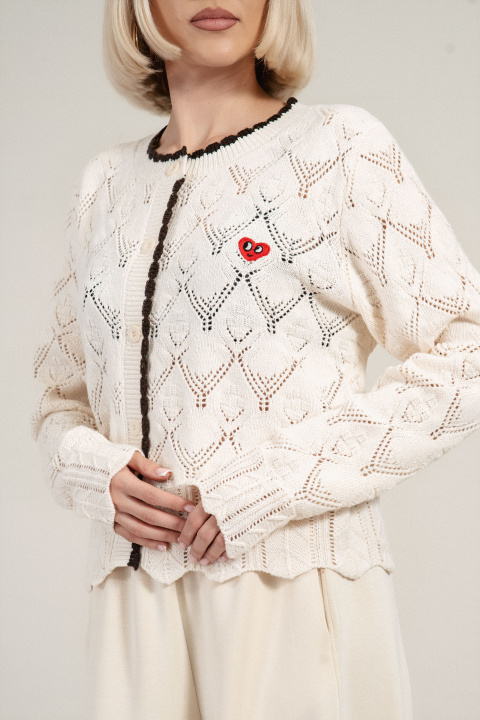Дамска плетена памучна жилетка в екрю с малко декоративно сърце