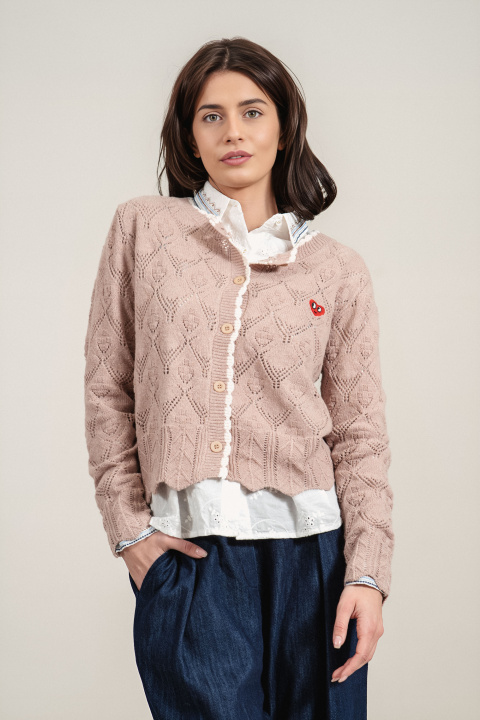Дамска плетена памучна жилетка в розово с малко декоративно сърце