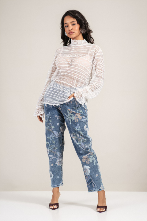 Дамска прозрачна дантелена блуза в бяло с нежна бродерия