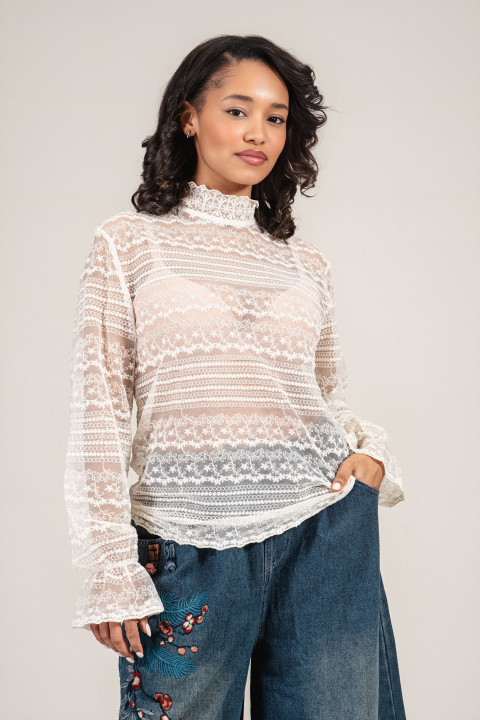 Дамска прозрачна дантелена блуза в цвят екрю с нежна бродерия