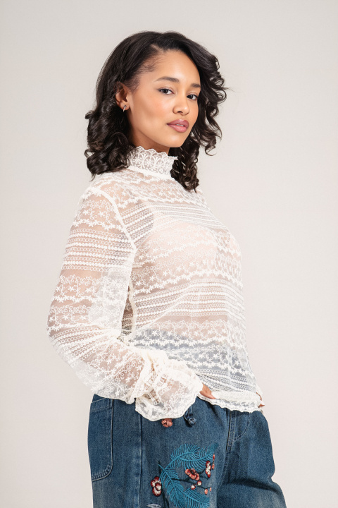 Дамска прозрачна дантелена блуза в цвят екрю с нежна бродерия