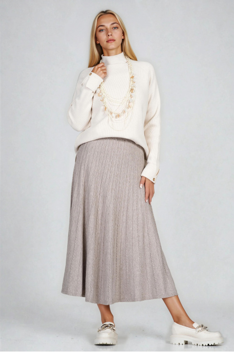 Дамски изчистен пуловер в екрю с полу поло яка