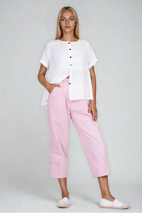 Дамска разкроена блуза в бяло с черни копчета