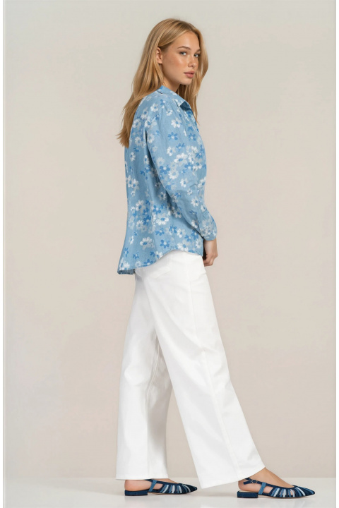 Дамска риза от деним в светлосиньо с флорален принт и свободна кройка