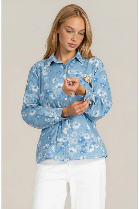 Дамска риза от деним в светлосиньо с флорален принт и свободна кройка