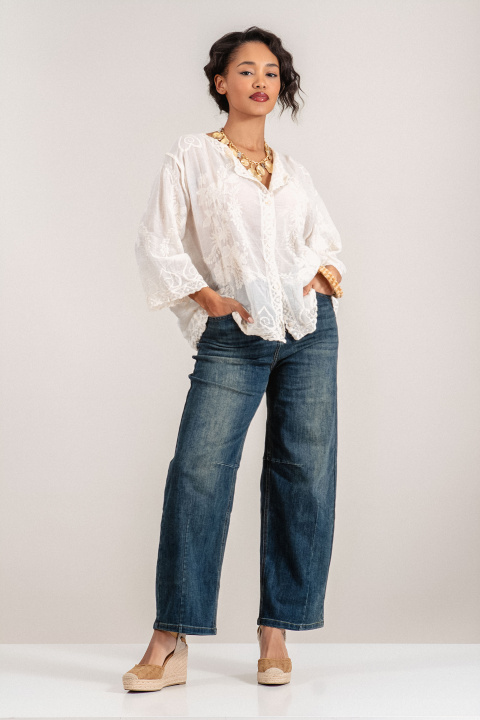 Дамска риза от фина памучна материя в цвят екрю с флорална бродерия