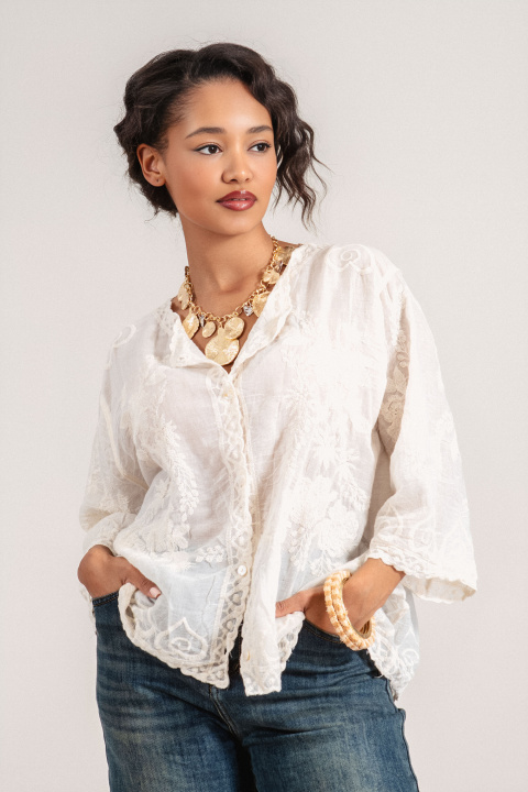 Дамска риза от фина памучна материя в цвят екрю с флорална бродерия