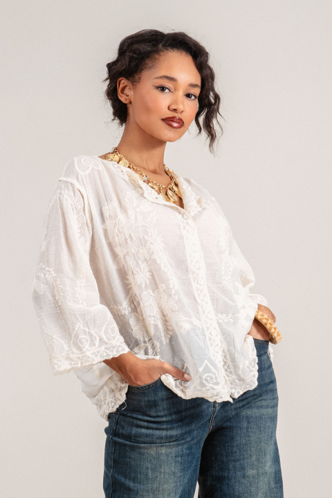 Дамска риза от фина памучна материя в цвят екрю с флорална бродерия