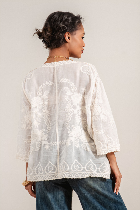 Дамска риза от фина памучна материя в цвят екрю с флорална бродерия