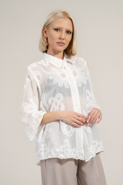 Дамска риза от памук в бяло с 3/4 ръкав и бродирани цветя