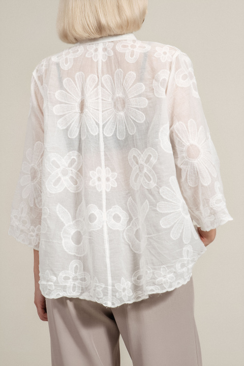 Дамска риза от памук в бяло с 3/4 ръкав и бродирани цветя