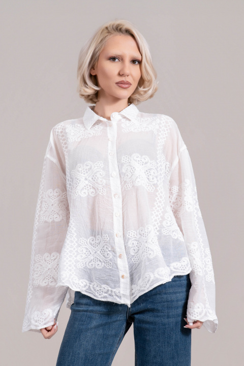 Дамска риза от памук в бяло с бродерия и декоративни орнаменти