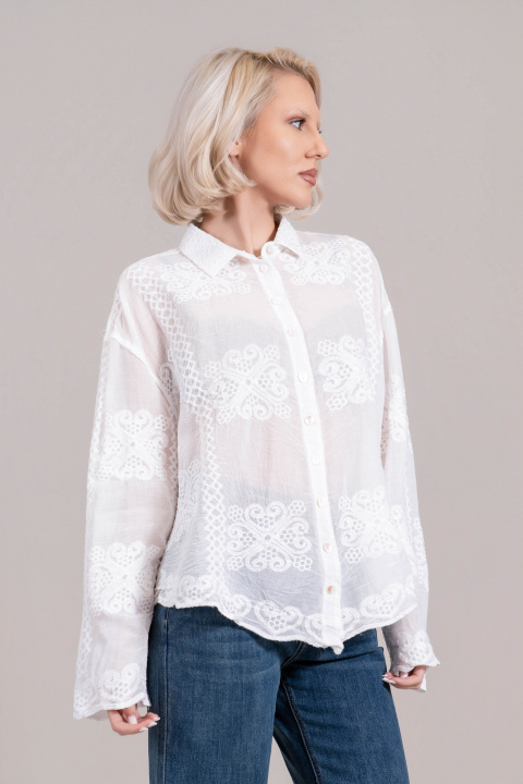 Дамска риза от памук в бяло с бродерия и декоративни орнаменти