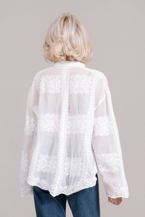 Дамска риза от памук в бяло с бродерия и декоративни орнаменти