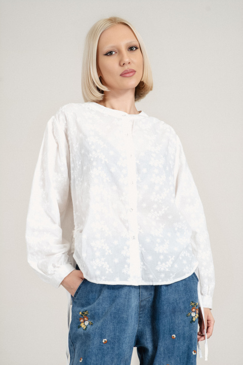 Дамска риза от памук в бяло с бродерия и странични връзки