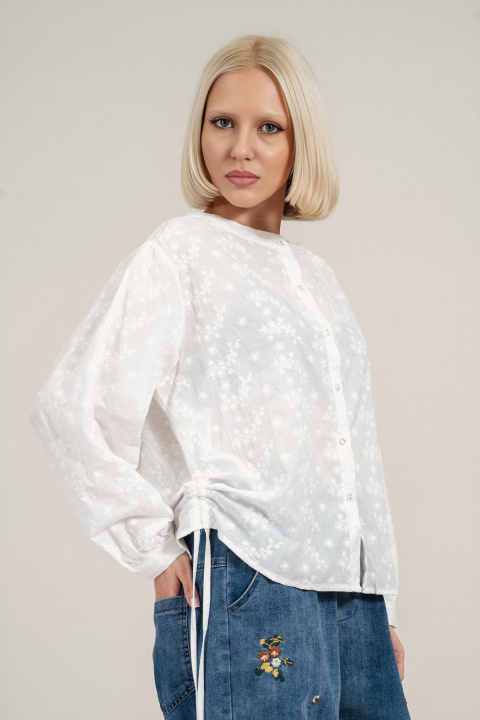 Дамска риза от памук в бяло с бродерия и странични връзки