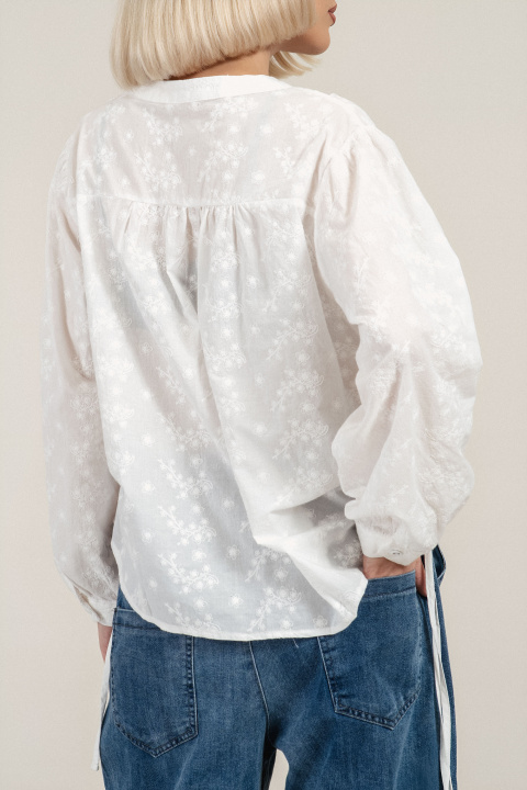 Дамска риза от памук в бяло с бродерия и странични връзки