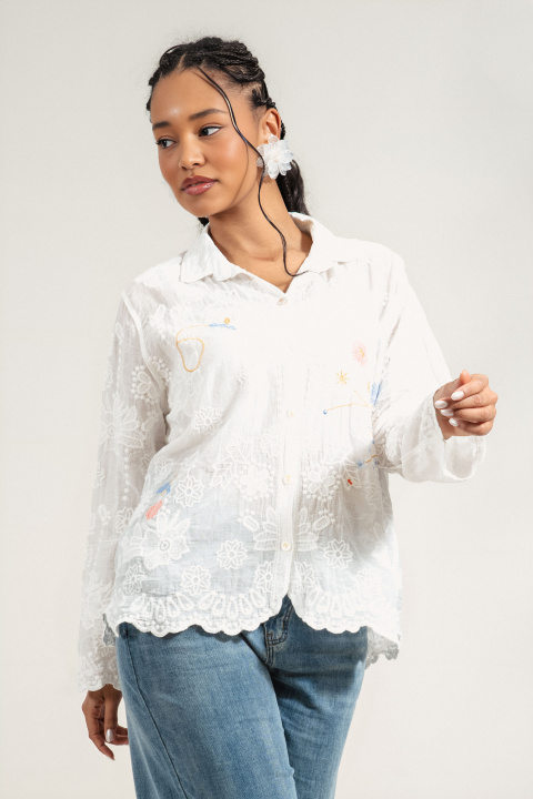 Дамска риза от памук в бяло с бродирани цветни флорални елементи