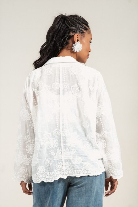 Дамска риза от памук в бяло с бродирани цветни флорални елементи