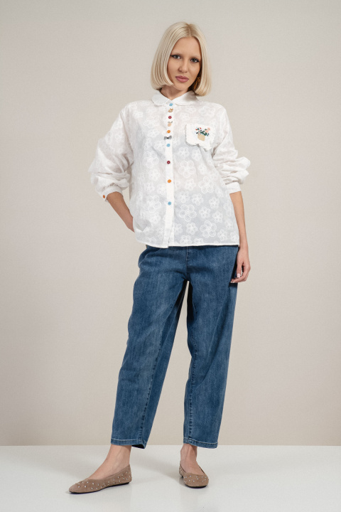 Дамска риза от памук в бяло с цветни копчета и джоб с бродирани цветя във ваза
