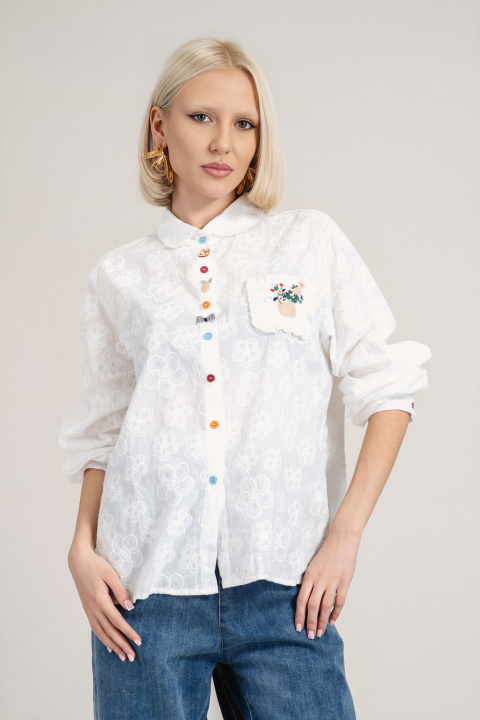 Дамска риза от памук в бяло с цветни копчета и джоб с бродирани цветя във ваза