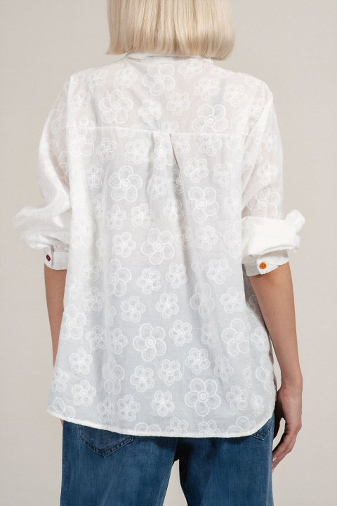 Дамска риза от памук в бяло с цветни копчета и джоб с бродирани цветя във ваза