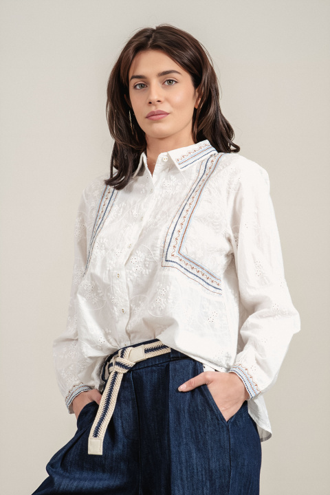 Дамска риза от памук в бяло с етно бродерия и свободна кройка